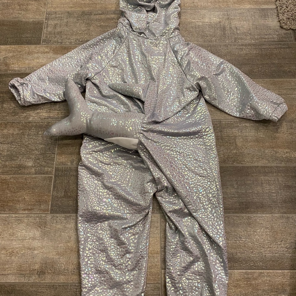 18-24 month shark costume. Like new condition. Zip closure. Halloween dress-up - Picture 5 of 5